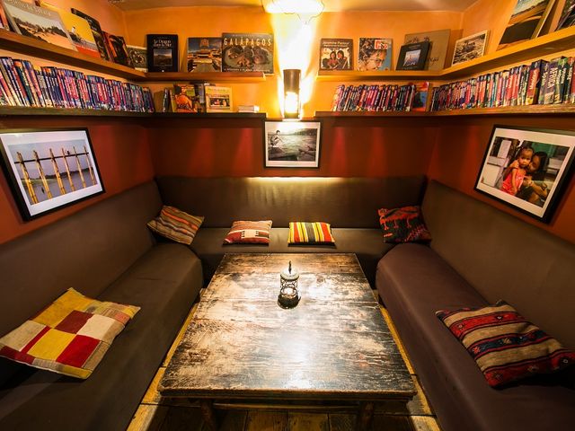 Zango Paris 1er petit salon bibliotheque.jpg